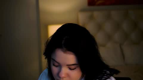 Snapshot of leslierowe chatting on 11.19.25 LeslieRowe online show from 11.19.25