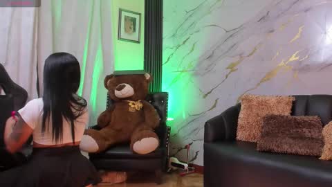 I am here from Monday to Friday from 730 am to 130 pm Colombia time and saturday from 500 am to 1000 am .... Soon Blue page online show from 10.15.25