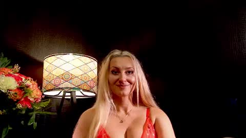 Snapshot of leticiareys chatting on 10.20.25 leticiareys online show from 10.20.25