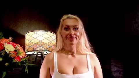 Snapshot of leticiareys chatting on 10.29.25 leticiareys online show from 10.29.25