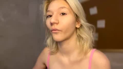 Snapshot of leyasaolee chatting on 11.12.25 Leya online show from 11.12.25