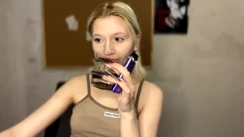 Snapshot of leyasaolee chatting on 11.16.25 Leya online show from 11.16.25