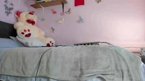 Snapshot of leynamadrigal chatting on 10.27.25 Leyna online show from 10.27.25