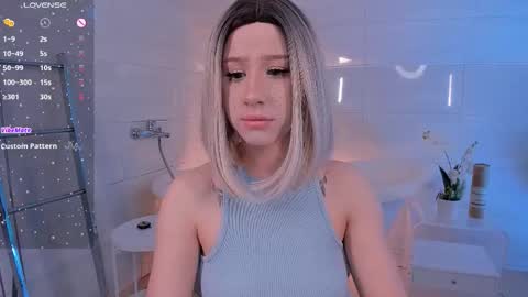 Snapshot of lezy_liza chatting on 11.21.25 Lisa online show from 11.21.25