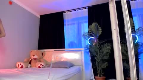 Snapshot of li_baby chatting on 02.28.25 Shaya MILKY BOOBS online show from 02.28.25