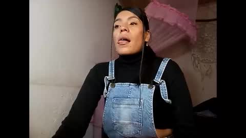 Snapshot of lia_hottie chatting on 01.28.25 Lia online show from 01.28.25