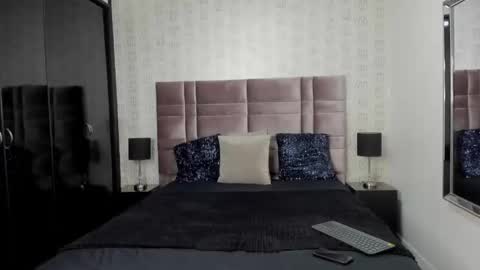 Snapshot of lia_johnnson chatting on 12.18.25 Lia online show from 12.18.25