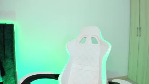 Snapshot of lia_queen610 chatting on 02.01.25 Little Queen Lia online show from 02.01.25