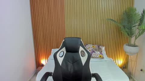 Lia  online show from 02.23.25