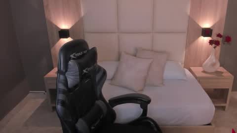 Lia  online show from 12.21.25