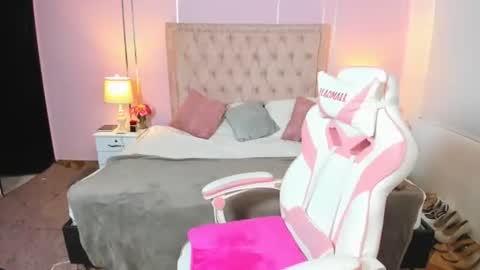 Snapshot of liahjhons chatting on 12.19.24 Liah online show from 12.19.24