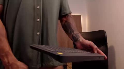 Snapshot of lianjones9 chatting on 10.22.25 lianjones9 online show from 10.22.25