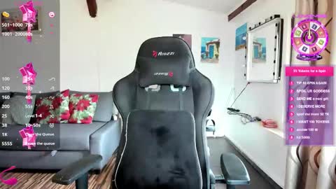 LiaQuinn online show from 09.10.25