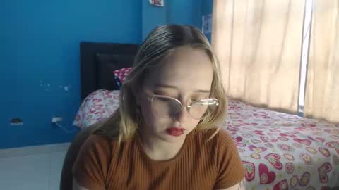 Lia Roberts online show from 12.04.25