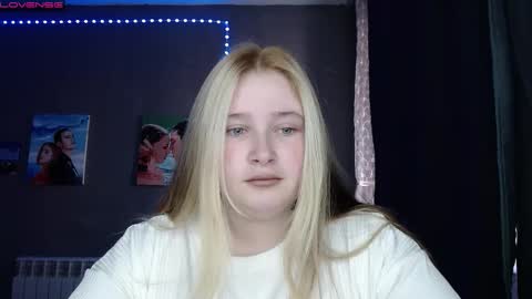 Snapshot of light_lunaa chatting on 10.19.25 light_lunaa online show from 10.19.25