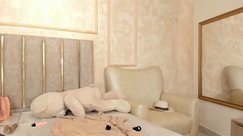 lila bailey  online show from 02.05.25