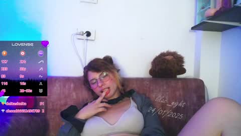 Snapshot of lilac_night chatting on 01.24.25 Jen online show from 01.24.25