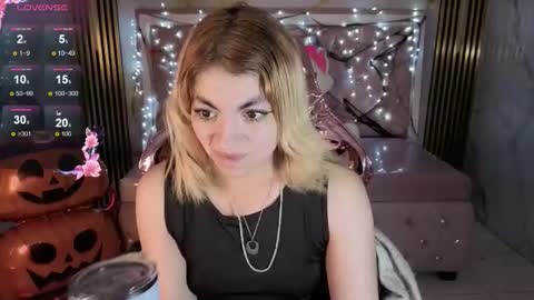 Snapshot of lili_conor_s chatting on 10.18.25 Lili online show from 10.18.25