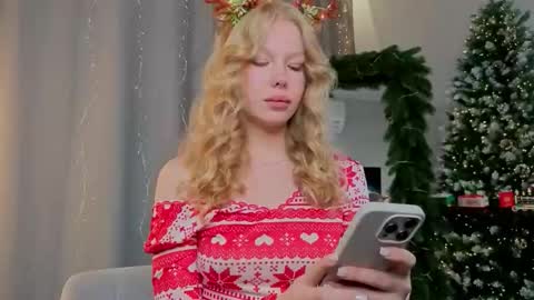 Snapshot of lililok101 chatting on 12.23.25 lililok101 online show from 12.23.25