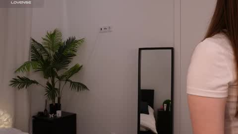 Snapshot of lilly_colins chatting on 01.09.25 Lilly Colins online show from 01.09.25