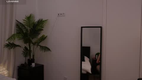 Snapshot of lilly_colins chatting on 01.13.25 Lilly Colins online show from 01.13.25