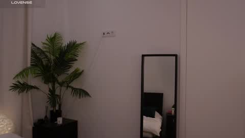 Snapshot of lilly_colins chatting on 01.19.25 Lilly Colins online show from 01.19.25