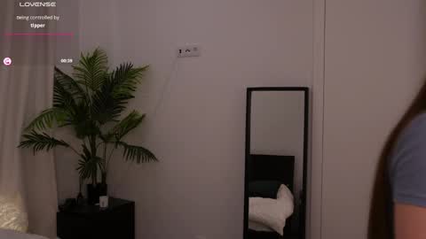 Snapshot of lilly_colins chatting on 01.20.25 Lilly Colins online show from 01.20.25