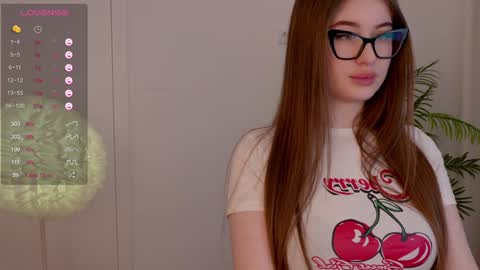 Snapshot of lilly_colins chatting on 02.01.25 Lilly Colins online show from 02.01.25