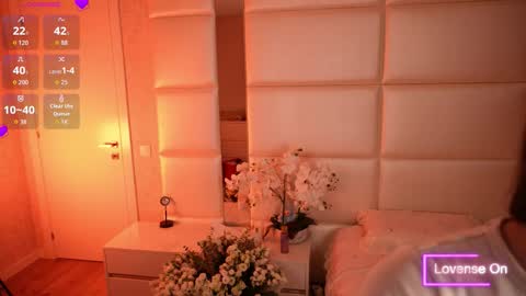 Snapshot of lilly_colins chatting on 10.10.25 Lilly Colins online show from 10.10.25