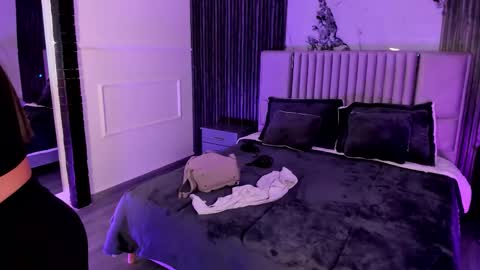 Snapshot of lillyortiz_ chatting on 09.10.25 Lilly Ortiz online show from 09.10.25