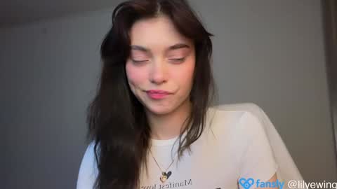Snapshot of lilyewing_ chatting on 01.29.25 Lily online show from 01.29.25