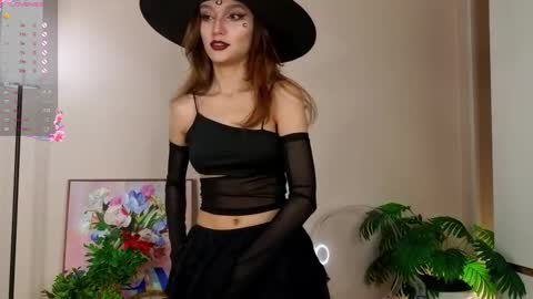 Snapshot of linaage chatting on 10.31.25 Lina online show from 10.31.25