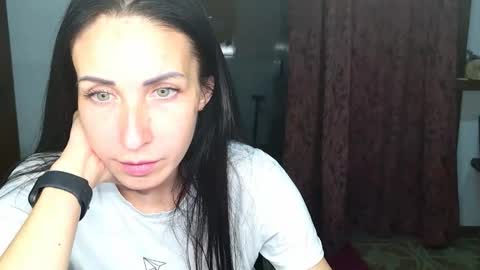 LinaLivee online show from 11.04.25