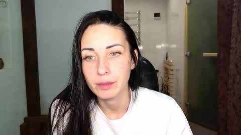 LinaLivee online show from 11.17.25