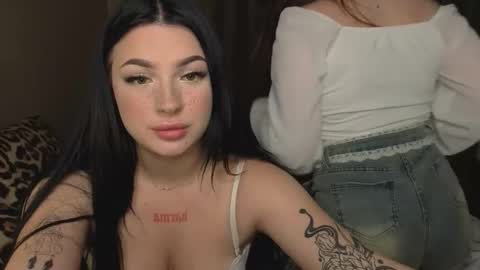 Snapshot of lisaanddenis chatting on 10.04.25 Lisa and Den online show from 10.04.25