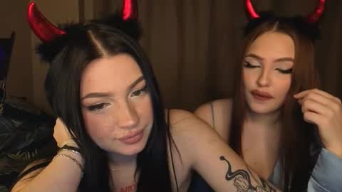 Snapshot of lisaanddenis chatting on 10.27.25 Lisa and Den online show from 10.27.25