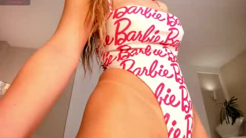 Snapshot of lisaflowersx chatting on 02.14.26 Lisa Flowers online show from 02.14.26