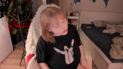 -Lisa- Help me to reach 100 thumbs up3 online show from 01.05.25