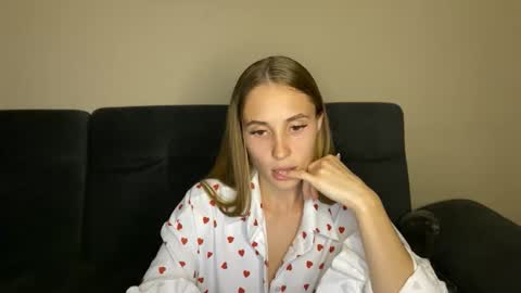 Snapshot of litle_girl05 chatting on 10.09.25 LUNA online show from 10.09.25