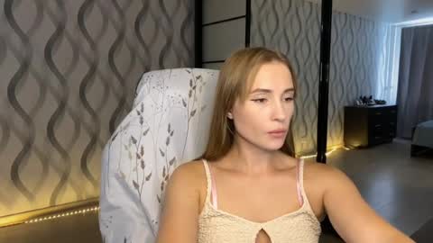 Snapshot of litle_girl05 chatting on 07.28.26 LUNA online show from 07.28.26