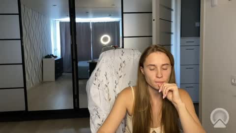 Snapshot of litle_girl05 chatting on 07.31.26 LUNA online show from 07.31.26