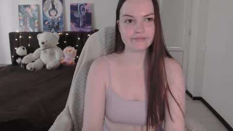 Snapshot of little__flowers chatting on 10.04.25 little__flowers online show from 10.04.25