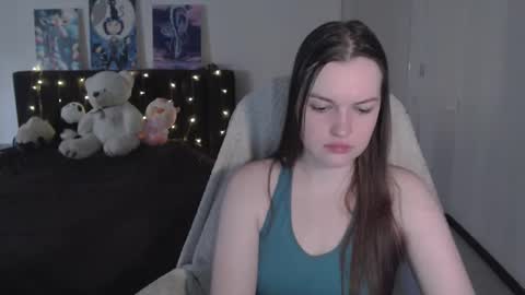 Snapshot of little__flowers chatting on 10.09.25 little__flowers online show from 10.09.25