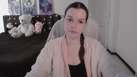 Snapshot of little__flowers chatting on 10.18.25 little__flowers online show from 10.18.25