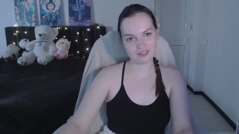 Snapshot of little__flowers chatting on 10.19.25 little__flowers online show from 10.19.25