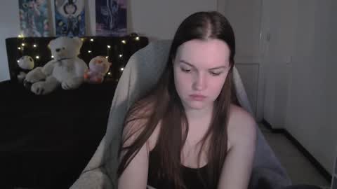 Snapshot of little__flowers chatting on 10.20.25 little__flowers online show from 10.20.25