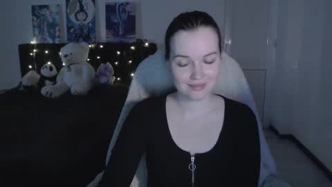 Snapshot of little__flowers chatting on 10.25.25 little__flowers online show from 10.25.25