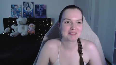 Snapshot of little__flowers chatting on 08.04.26 little__flowers online show from 08.04.26