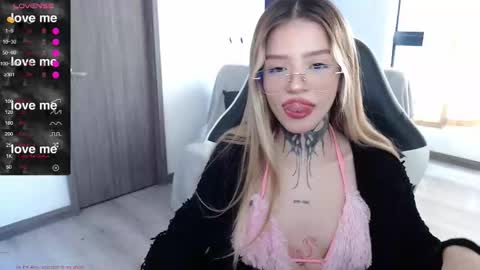 Snapshot of little_amy__ chatting on 11.29.25 Amelie online show from 11.29.25