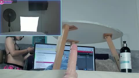 Snapshot of little_lili19 chatting on 01.12.25 Lili online show from 01.12.25